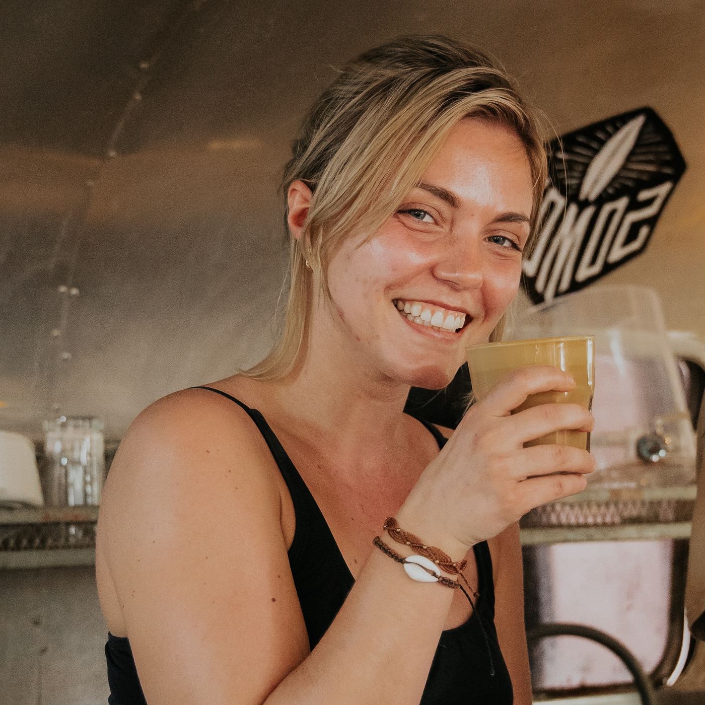 Anne-Sophie Fortier sourit, un café glacé à la main
