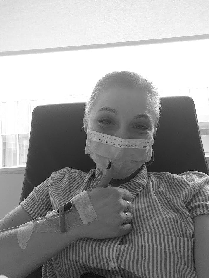 Anne-Sophie pendant ses traitements de chimiothérapie, le pouce en l'air