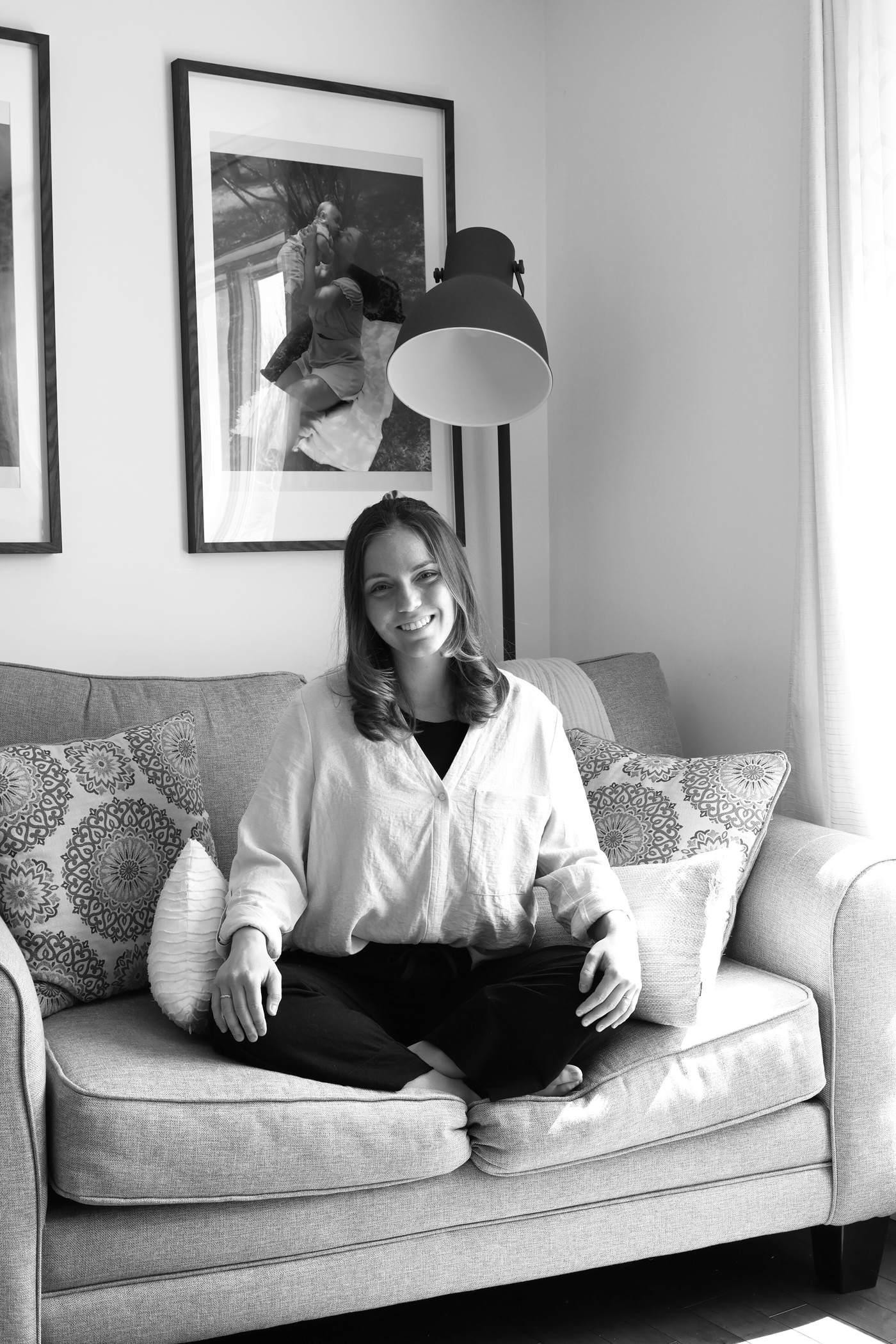 Anne-Sophie Fortier en portrait noir et blanc, assise sur un divan
